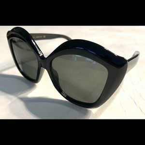 Gucci sunglasses large black frame black lenses green velvet case green pouch